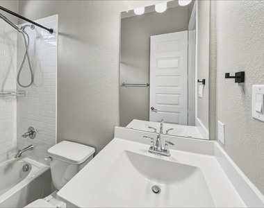1073 Fleetwood Drive - Photo Thumbnail 17