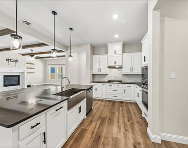 1073 Fleetwood Drive - Photo Thumbnail 4