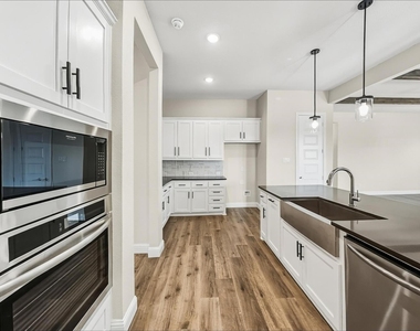 1073 Fleetwood Drive - Photo Thumbnail 5