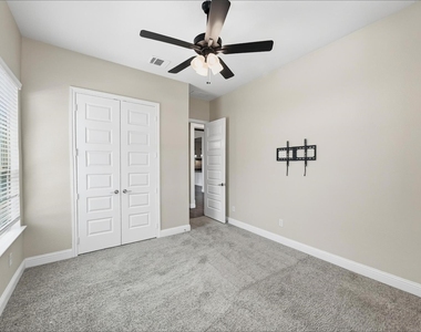 1073 Fleetwood Drive - Photo Thumbnail 11