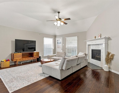 887 Woodrow Drive - Photo Thumbnail 4