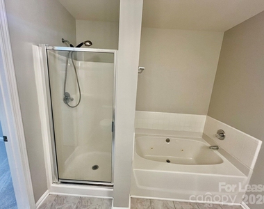 16854 Bridgeton Drive - Photo Thumbnail 8