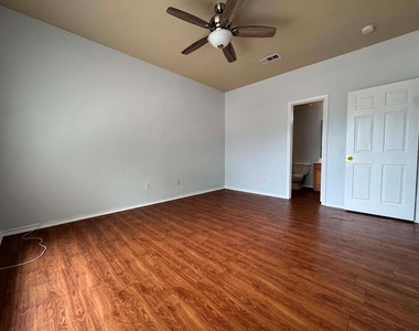 813 Betty Court - Photo Thumbnail 11
