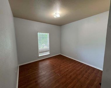813 Betty Court - Photo Thumbnail 9