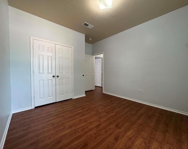 813 Betty Court - Photo Thumbnail 10