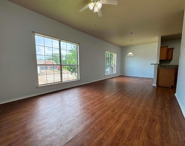 813 Betty Court - Photo Thumbnail 2