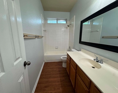 813 Betty Court - Photo Thumbnail 7