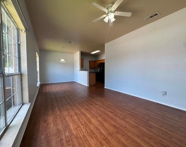 813 Betty Court - Photo Thumbnail 3