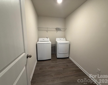 9002 Foxcroft Drive - Photo Thumbnail 21