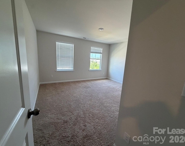 9002 Foxcroft Drive - Photo Thumbnail 13