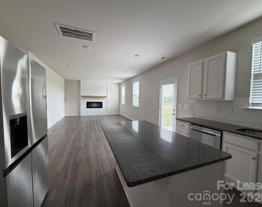9002 Foxcroft Drive - Photo Thumbnail 8