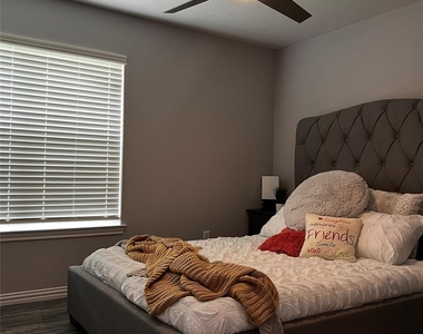 5122 Gaston Avenue - Photo Thumbnail 2