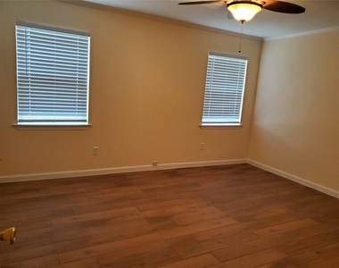 5901 Crestwood Circle - Photo Thumbnail 4