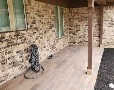 5901 Crestwood Circle - Photo Thumbnail 2
