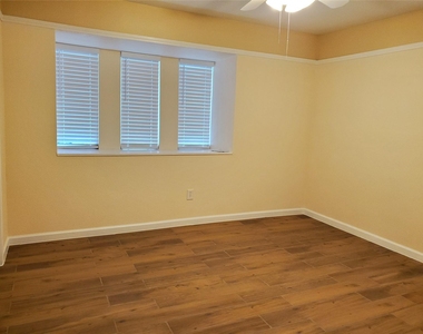 5901 Crestwood Circle - Photo Thumbnail 7