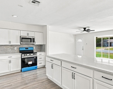 6008 Golden Gate Drive - Photo Thumbnail 8
