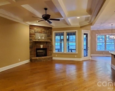 550 Cottonfield Circle - Photo Thumbnail 4