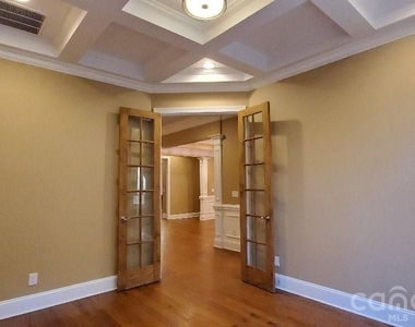 550 Cottonfield Circle - Photo Thumbnail 8