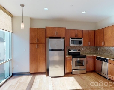 2200 Lyndhurst Avenue - Photo Thumbnail 4