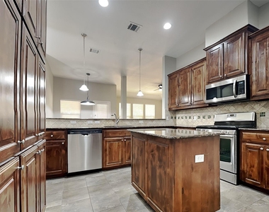 1121 Hidden Lake Drive - Photo Thumbnail 4