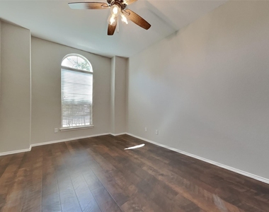 1121 Hidden Lake Drive - Photo Thumbnail 18