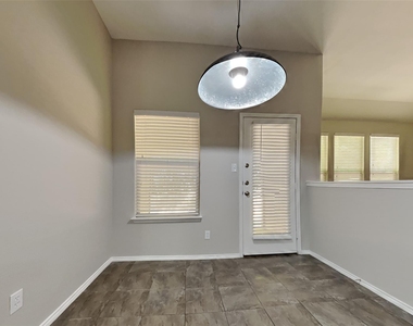 1121 Hidden Lake Drive - Photo Thumbnail 6