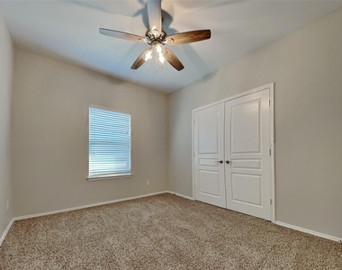 1121 Hidden Lake Drive - Photo Thumbnail 13