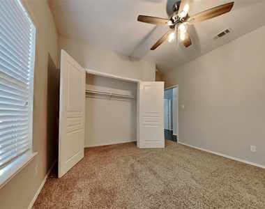 1121 Hidden Lake Drive - Photo Thumbnail 11