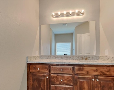 1121 Hidden Lake Drive - Photo Thumbnail 10