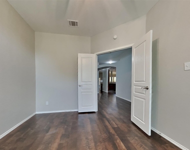 1121 Hidden Lake Drive - Photo Thumbnail 17