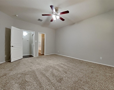 1121 Hidden Lake Drive - Photo Thumbnail 7