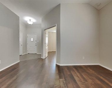 1121 Hidden Lake Drive - Photo Thumbnail 2