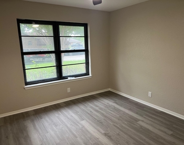 1118 Pawnee Street - Photo Thumbnail 4