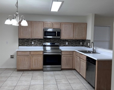 1438 Eastview Drive - Photo Thumbnail 2