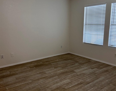 1438 Eastview Drive - Photo Thumbnail 6