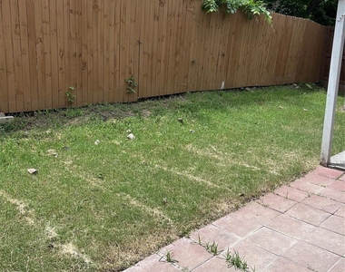 1438 Eastview Drive - Photo Thumbnail 14