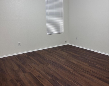 1438 Eastview Drive - Photo Thumbnail 8