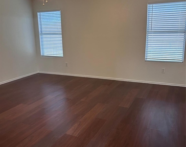 1438 Eastview Drive - Photo Thumbnail 9