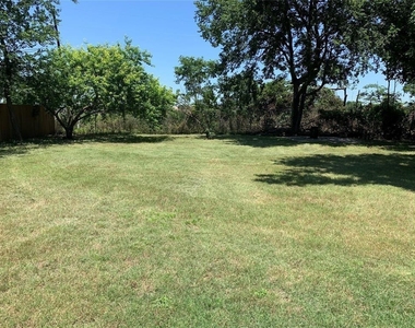 114 Barbara Way - Photo Thumbnail 2