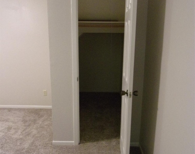 22 Crossroads Drive - Photo Thumbnail 10