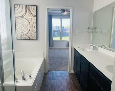 10001 Eagle Pass Place - Photo Thumbnail 8