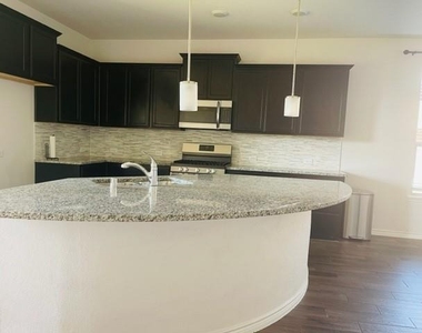10001 Eagle Pass Place - Photo Thumbnail 5