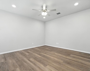 212 Wayside Court - Photo Thumbnail 10