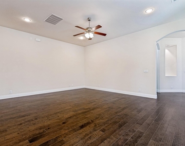 3712 Cobblecreek Drive - Photo Thumbnail 4