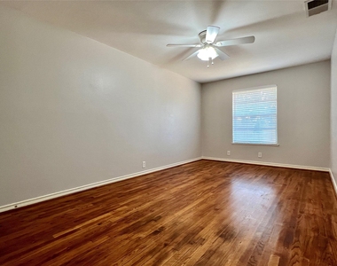 11220 Wyatt Street - Photo Thumbnail 3
