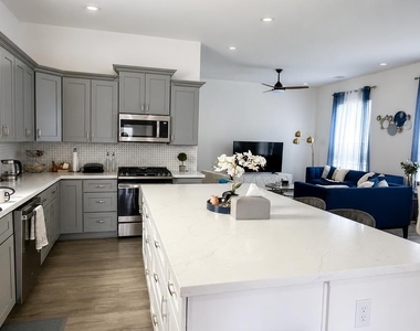 1221 W 16th Street - Photo Thumbnail 6