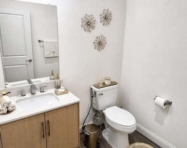 1221 W 16th Street - Photo Thumbnail 13
