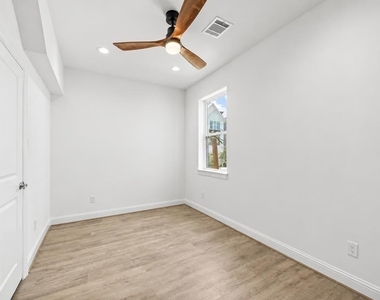 1221 W 16th Street - Photo Thumbnail 24