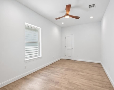 1221 W 16th Street - Photo Thumbnail 25