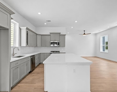 1221 W 16th Street - Photo Thumbnail 5